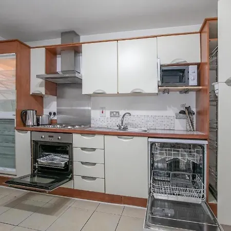 City Centre Mondern 1 Bed Apt - Sleeps 4 Open Booking * دبلن